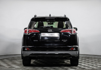 Подержанный автомобиль Toyota RAV4 2016 года (6 фото)