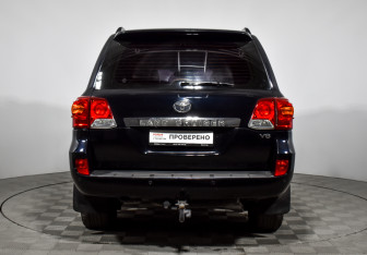 Подержанный автомобиль Toyota Land Cruiser Suv 2012 года (7 фото)