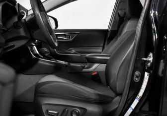 Подержанный автомобиль Toyota RAV4 2020 года (11 фото)