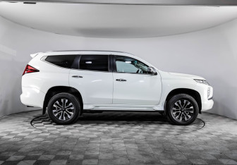 Подержанный автомобиль Mitsubishi Montero Sport 2022 года (4 фото)