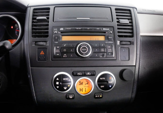 Подержанный автомобиль Nissan Tiida Hatchback 2010 года (17 фото)