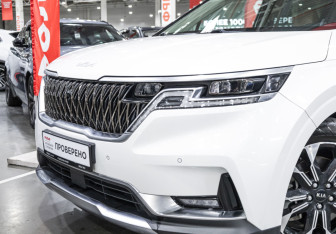 Подержанный автомобиль Kia Carnival 2021 года (2 фото)