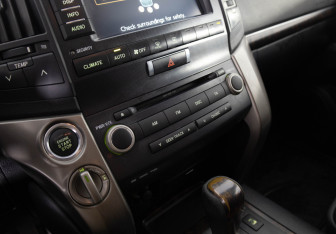 Подержанный автомобиль Toyota Land Cruiser Suv 2008 года (13 фото)