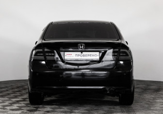 Подержанный автомобиль Honda Civic Sedan 2006 года (6 фото)