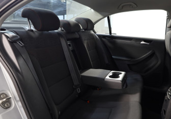 Подержанный автомобиль Volkswagen Jetta Sedan 2018 года (15 фото)