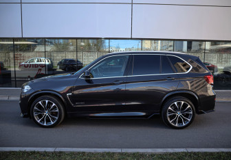 Подержанный автомобиль BMW X5 2014 года (7 фото)