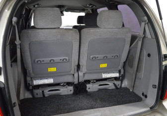 Подержанный автомобиль Kia Carnival 2004 года (14 фото)