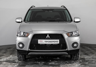 Подержанный автомобиль Mitsubishi Outlander 2011 года (2 фото)