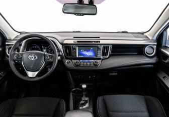 Подержанный автомобиль Toyota RAV4 2018 года (10 фото)