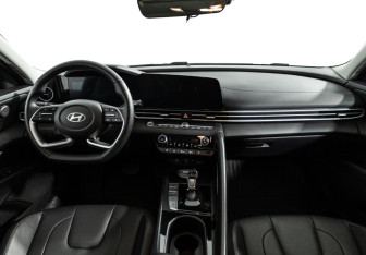 Подержанный автомобиль Hyundai Elantra Sedan 2024 года (13 фото)