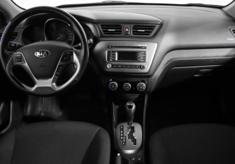 Подержанный автомобиль Kia Rio Sedan 2016 года (13 фото)