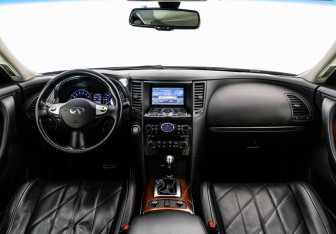 Подержанный автомобиль Infiniti QX70 2015 года (10 фото)