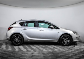 Подержанный автомобиль Opel Astra Hatchback 2011 года (4 фото)