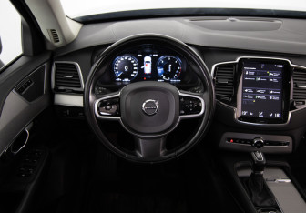 Подержанный автомобиль Volvo XC90 2019 года (10 фото)