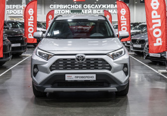 Подержанный автомобиль Toyota RAV4 2021 года (3 фото)