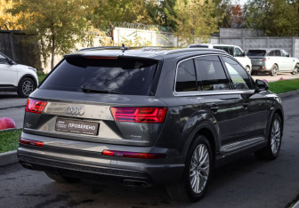 Подержанный автомобиль Audi Q7 2015 года (5 фото)