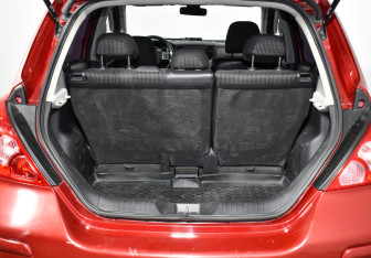 Подержанный автомобиль Nissan Tiida Hatchback 2011 года (18 фото)