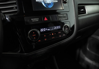 Подержанный автомобиль Mitsubishi Outlander 2012 года (15 фото)