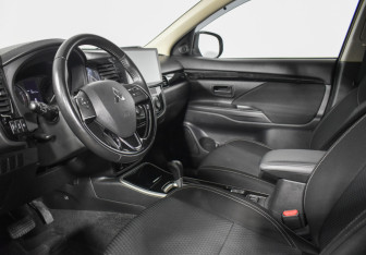 Подержанный автомобиль Mitsubishi Outlander 2019 года (9 фото)