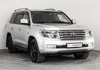 Подержанный автомобиль Toyota Land Cruiser Suv 2011 года (3 фото)