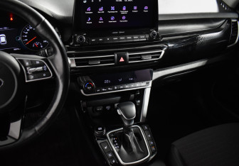 Подержанный автомобиль Kia Seltos 2020 года (15 фото)