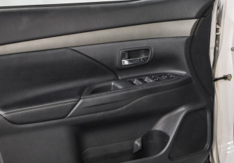 Подержанный автомобиль Mitsubishi Outlander 2014 года (20 фото)