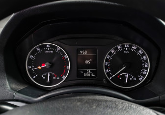 Подержанный автомобиль Skoda Octavia Liftback 2011 года (16 фото)