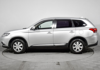 Подержанный автомобиль Mitsubishi Outlander 2017 года (8 фото)