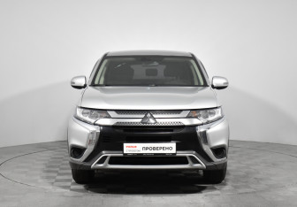 Подержанный автомобиль Mitsubishi Outlander 2019 года (2 фото)