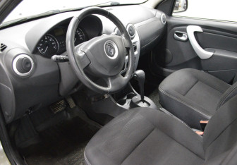 Подержанный автомобиль Renault Sandero 2013 года (10 фото)