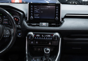 Подержанный автомобиль Toyota RAV4 2021 года (14 фото)