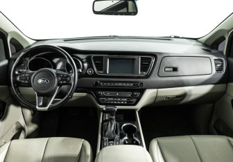 Подержанный автомобиль Kia Carnival 2019 года (13 фото)
