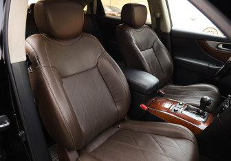 Подержанный автомобиль Infiniti QX70 2016 года (24 фото)