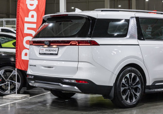 Подержанный автомобиль Kia Carnival 2020 года (10 фото)