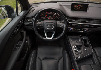 Подержанный автомобиль Audi Q7 2018 года (14 фото)