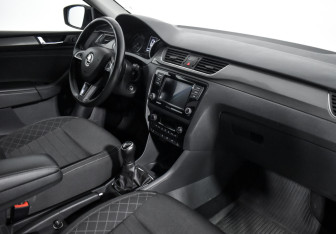 Подержанный автомобиль Skoda Rapid Liftback 2017 года (13 фото)