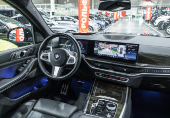Подержанный автомобиль BMW X7 2023 года (36 фото)