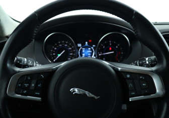 Подержанный автомобиль Jaguar F-Pace 2018 года (19 фото)