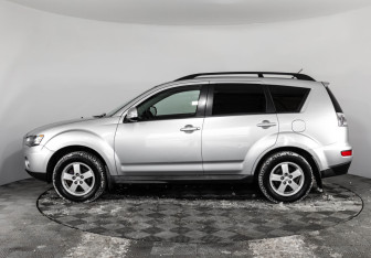 Подержанный автомобиль Mitsubishi Outlander 2011 года (8 фото)