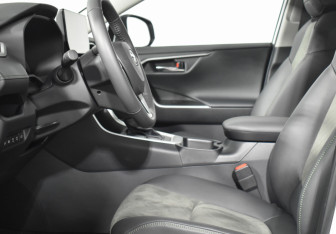 Подержанный автомобиль Toyota RAV4 2025 года (10 фото)