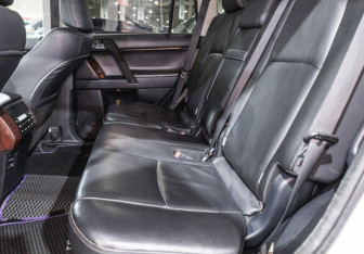 Подержанный автомобиль Toyota Land Cruiser Prado 2014 года (8 фото)