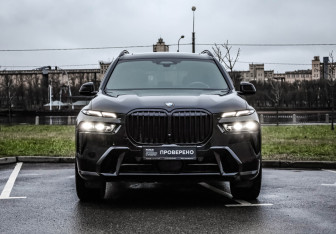 Подержанный автомобиль BMW X7 2023 года (3 фото)
