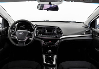 Подержанный автомобиль Hyundai Elantra Sedan 2016 года (10 фото)