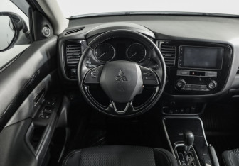 Подержанный автомобиль Mitsubishi Outlander 2019 года (11 фото)