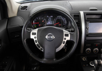 Подержанный автомобиль Nissan X-Trail 2011 года (9 фото)