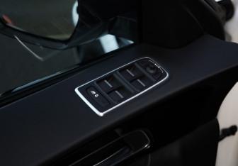 Подержанный автомобиль Jaguar F-Pace 2018 года (14 фото)