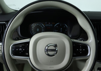 Подержанный автомобиль Volvo V90 Cross Country 2017 года (13 фото)