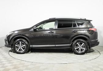 Подержанный автомобиль Toyota RAV4 2016 года (8 фото)
