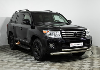 Подержанный автомобиль Toyota Land Cruiser Suv 2014 года (3 фото)