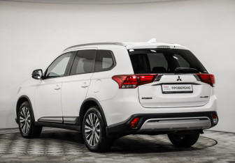 Подержанный автомобиль Mitsubishi Outlander 2019 года (7 фото)